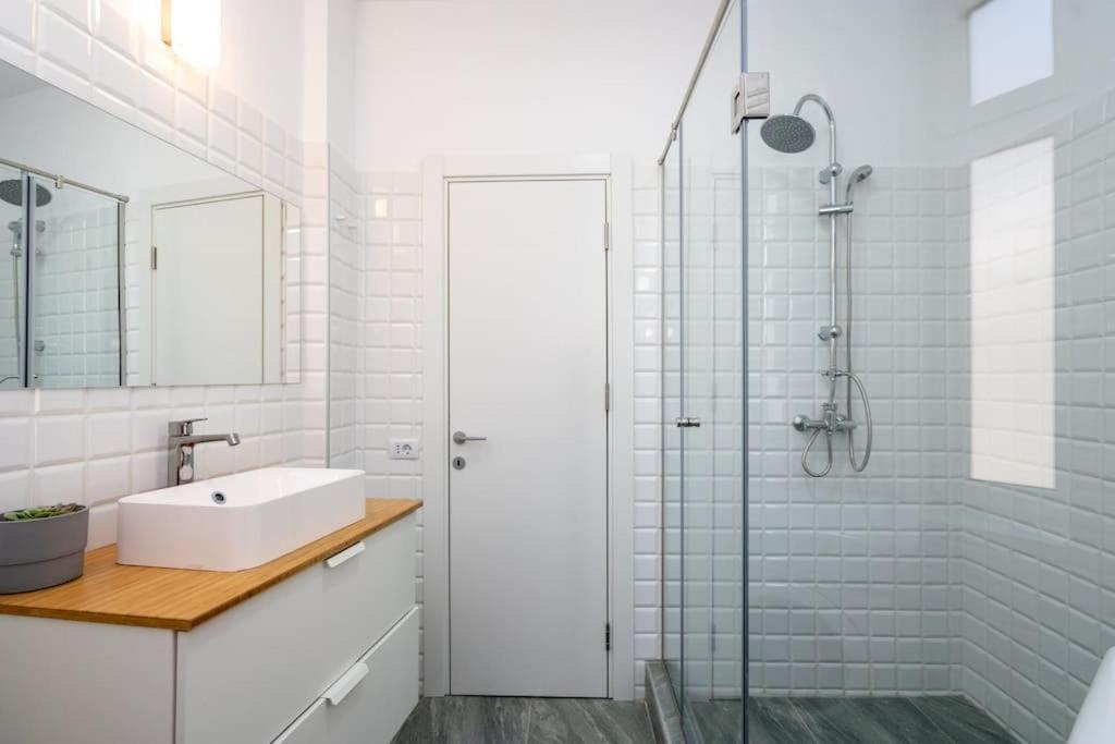 Holiday Vibe - 2R Apartment In Piata Romana Bukarest Exterior foto